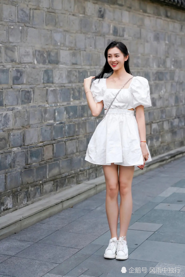 搭配一双小白鞋,这种混搭风的魅力无可抵挡|短裙|小白鞋|小姐姐