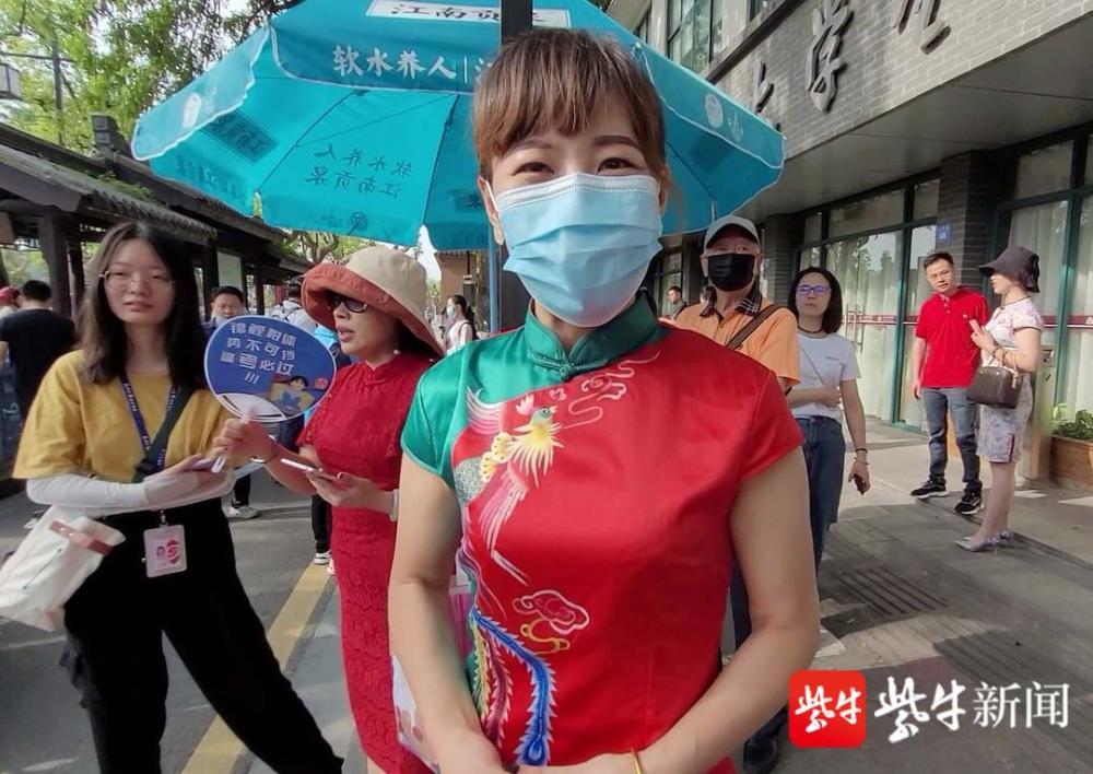 视频高考首日旗开得胜苏州最强送考团妈妈旗袍上阵老师红衣助阵本报
