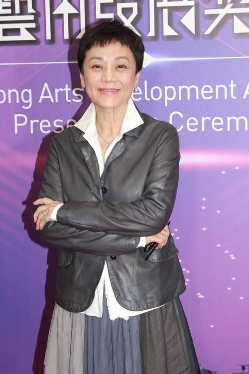 张艾嘉脸上纹太多,再配上雾霾暗色套装,坐实了"年纪大"的事实