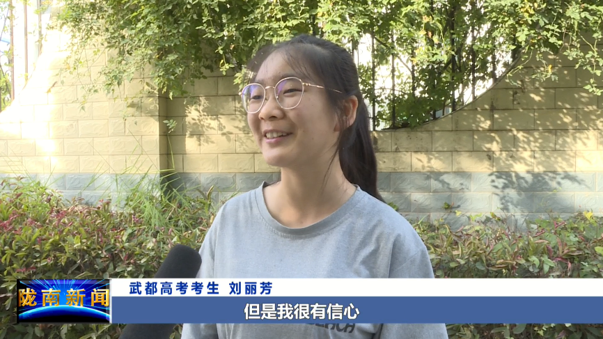 早上七点半左右,记者在市区城关中学,深圳中学门口看到,一个个戴着