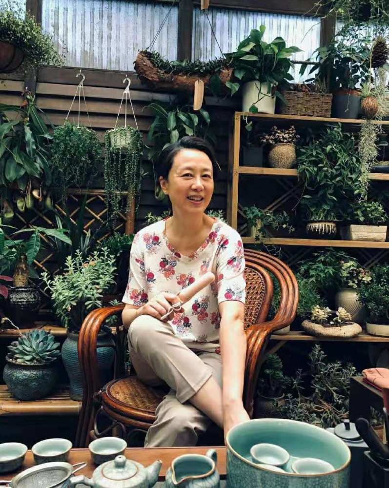 吴玉芳真是个时髦老太太穿印花裙戴渔夫帽古典不土58岁也迷人