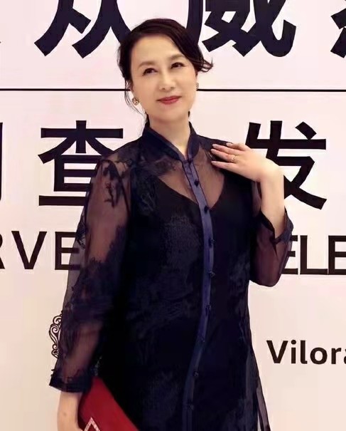 吴玉芳真是个时髦老太太穿印花裙戴渔夫帽古典不土58岁也迷人