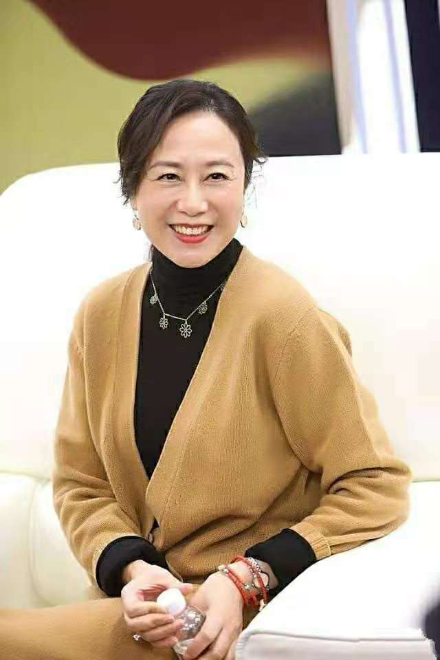 吴玉芳真是个时髦老太太穿印花裙戴渔夫帽古典不土58岁也迷人