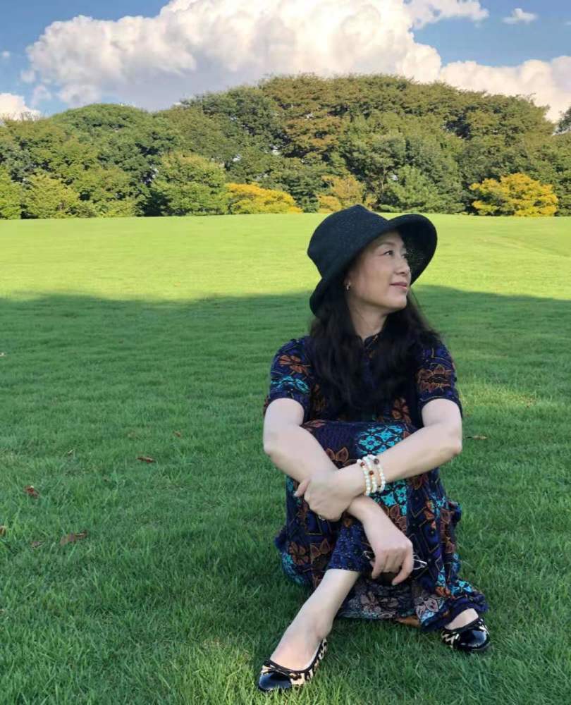 吴玉芳真是个时髦老太太穿印花裙戴渔夫帽古典不土58岁也迷人