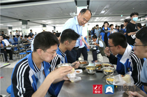 高考首日潍坊四中考生午餐吃饺子高考成骄子