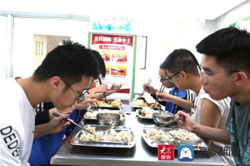 高考首日潍坊四中考生午餐吃饺子高考成骄子