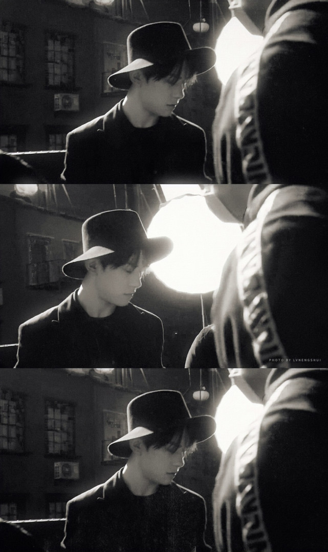 易烊千玺黑白氛围感拼接壁纸