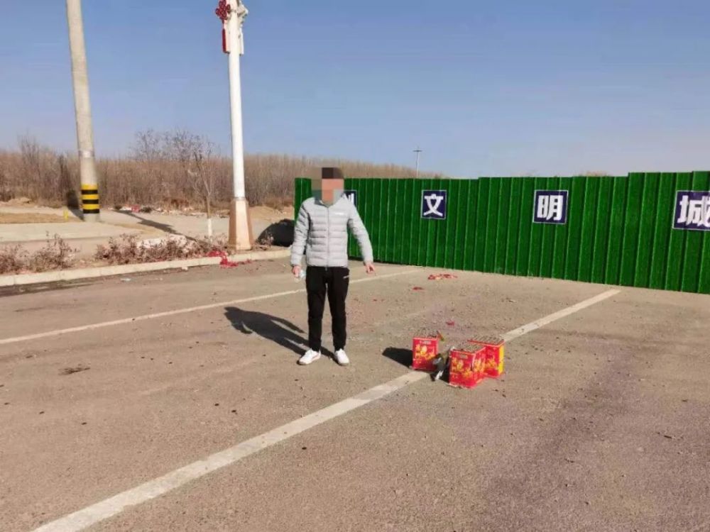 新车图吉利为由,在合阳县人民政府划定的禁燃区域内违规燃放墩子炮,被