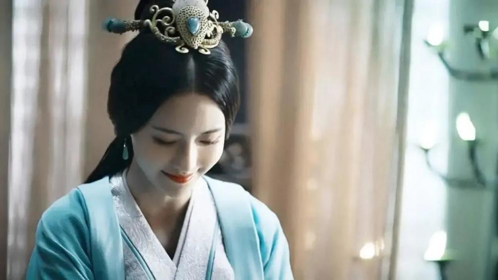 乱世中,死人是正常的,也包括甄家这样的名门,十四岁之时的甄宓,便遭遇