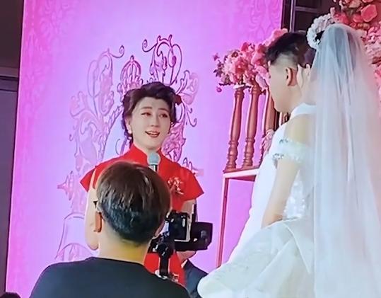 闫学晶儿子大婚,婚礼含泪讲话感人,网友:一听就是善良好婆婆