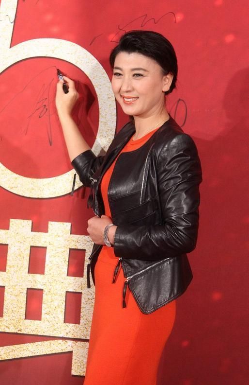 闫学晶演的角色都土,但穿红旗袍参加儿子婚礼,就像个贵妇!