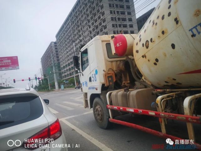 惊险,邵东这家公司混凝土运输车竟然强行超车