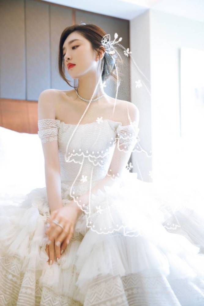 胡歌辟谣与薛佳凝复合后,江疏影发文:戴个头纱就可以结婚了,粉丝提出