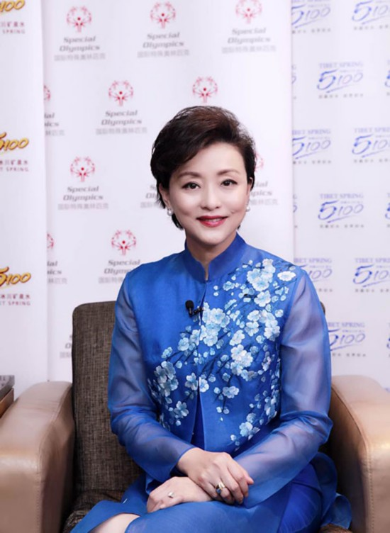 杨澜和林心如同框,两人同穿旗袍却各有风情,看着不像只相差8岁