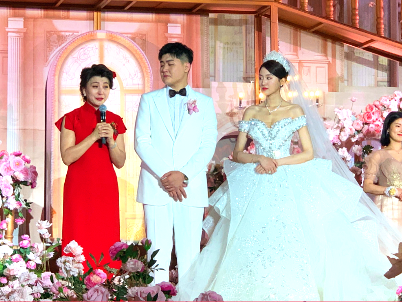 闫学晶前夫是刘老根大舞台老板揭秘儿媳背景婚礼独家照片曝光