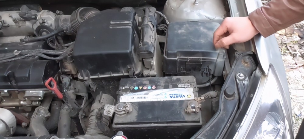 在汽车没有发动的情况下电瓶的电究竟能用多久?我来告诉你