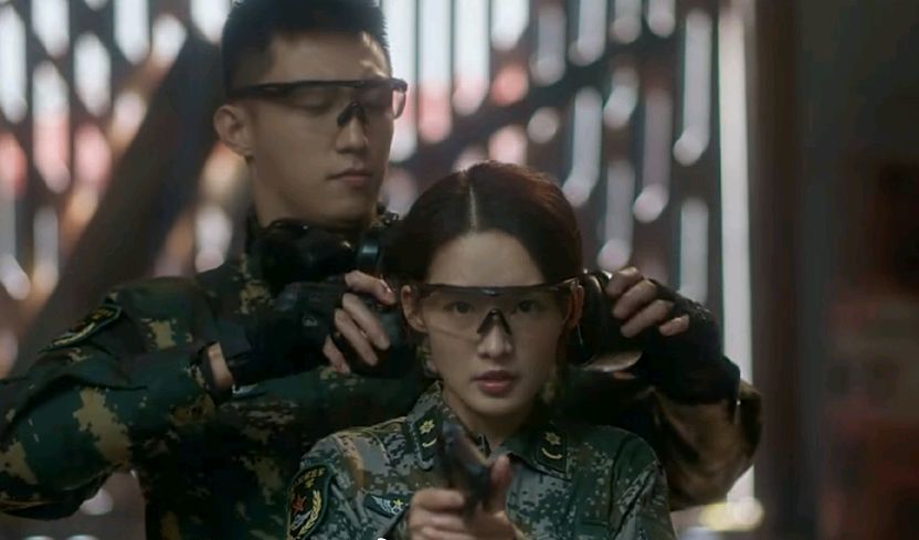 而他的爸爸姓裴,所以观众们怀疑他就是原著中亦正亦邪的双面间谍裴俞