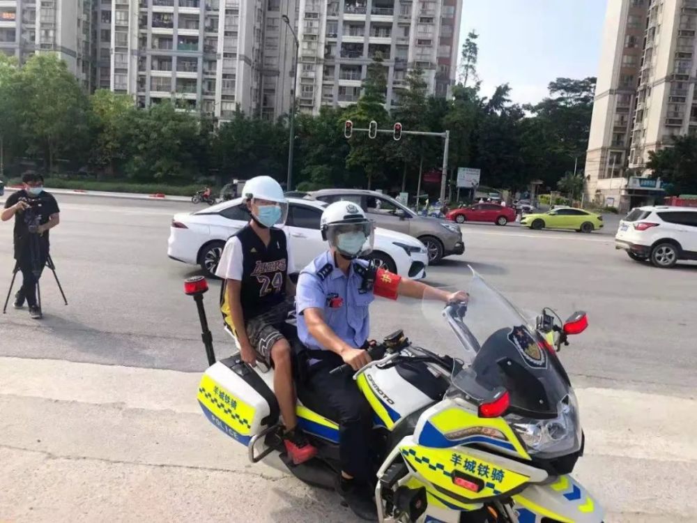 交警铁骑帮助考生快速取证