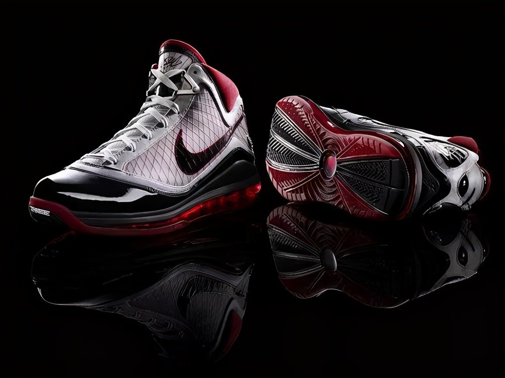 外形犀利梦回10代,配置有惊喜,耐克良心了?