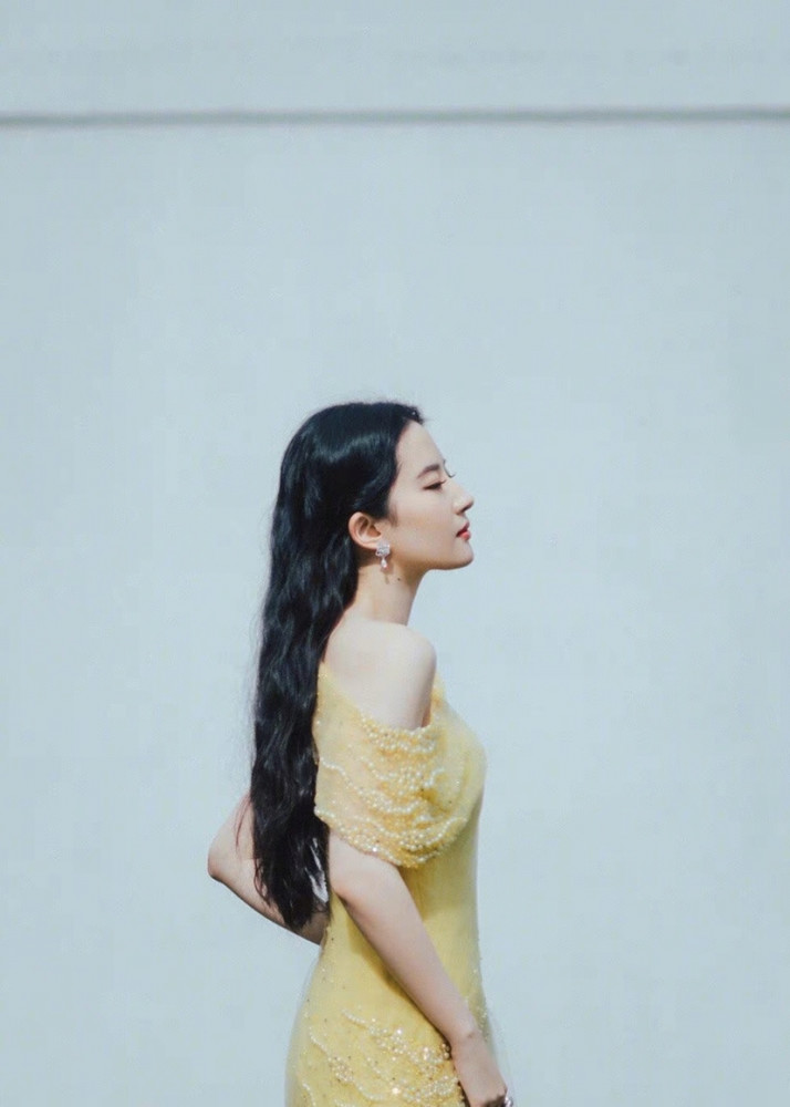 刘亦菲晒收工的侧身照,真是人间小仙女呀