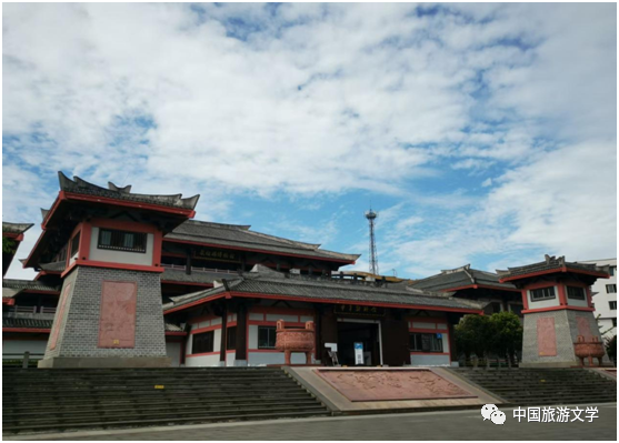 荥经县博物馆荥经县博物馆在县级博物馆中独树一帜,馆内设有五个专题