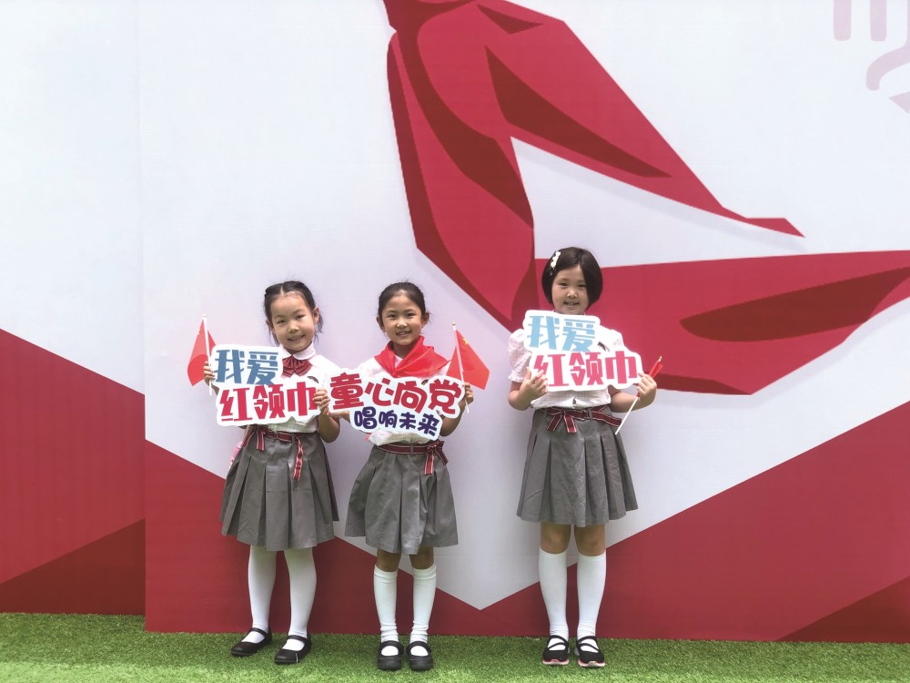 拉萨路小学一年级学生入队啦