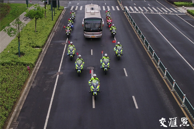 高考首日全省交警为考生保驾护航