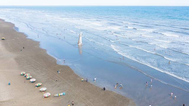 南国第一滩就在广西的白浪滩,这称号也是名副其实,航拍这般震撼