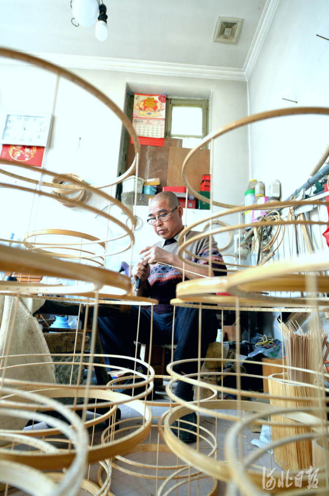 2021年6月3日,河北省涿州市义和庄镇南任村村民制作鸟笼.