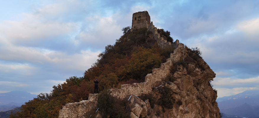 90后小伙徒步长城380多天登上榆林镇北台