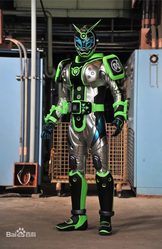 中的假面骑士woz了,他是拥有三位变身者的,分别是白,黑和红三位沃兹