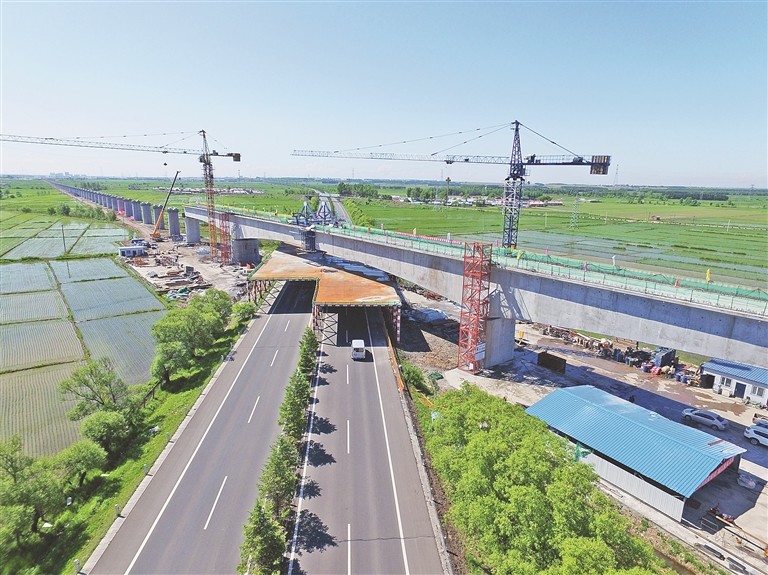 佳鹤铁路跨鹤大高速公路特大桥连续梁合龙