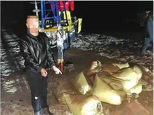 一名"油耗子"指认盗窃原油现场.