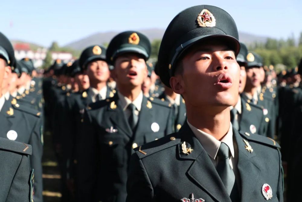 授衔火箭军某部近两千名新兵迎来最燃成人礼