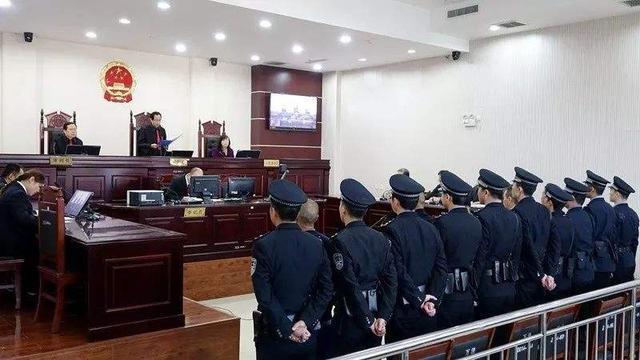 燕志云虐女案始末:将亲生女儿虐待致死,出狱后刨坟鞭尸!_腾讯新闻