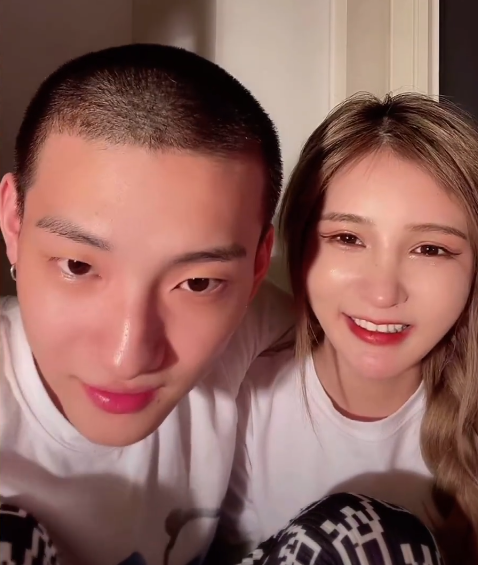 新腾讲述与何婧婧恋爱经过女方手拿99朵玫瑰花深夜主动追求到家感慨何