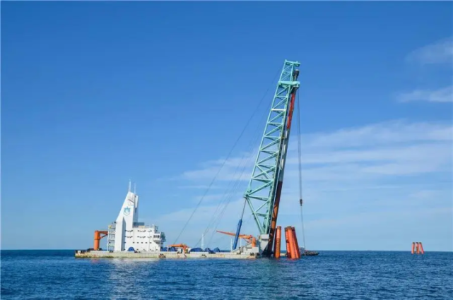 6月6日,在海事海巡艇的警戒护航下,随着打桩船"雄程3号"的1223次落锤