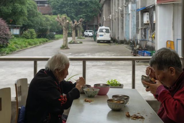 四川一破产工厂成养老院，今陷停业危机66老人将无家可归