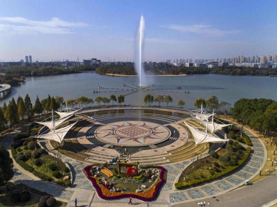 根据资料介绍,翡翠湖风景区占地面积2022亩,其中,水体