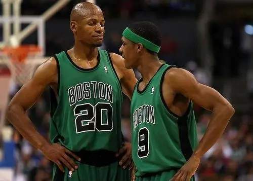 詹姆斯 表面兄弟！盘点NBA反目成仇的十大组合：詹姆斯科比双双入围！
