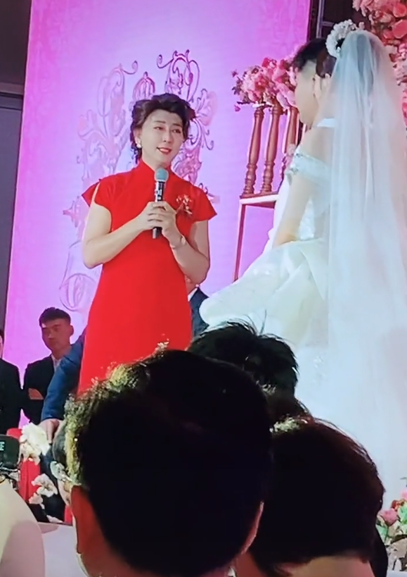 虽然闫学晶的儿子林傲霏,也毕业于中央戏剧学院,可在娱乐圈并未混出个