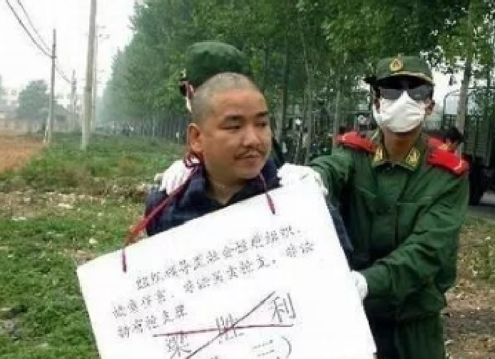 河南许昌黑老大"梁三",落网后近10万群众欢呼,有人放鞭炮庆祝