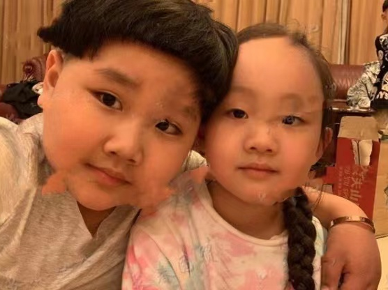 郭德纲小儿子搂侯耀文外孙女合影胖手肉乎乎戴4万手镯显富贵