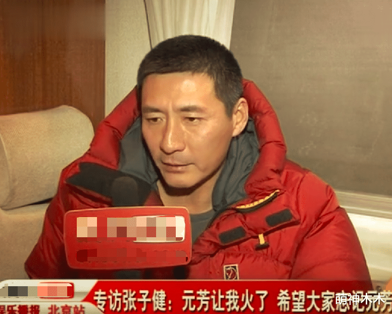 元芳张子健近况曝光身型暴瘦满头白发受伤坐轮椅跷二郎腿
