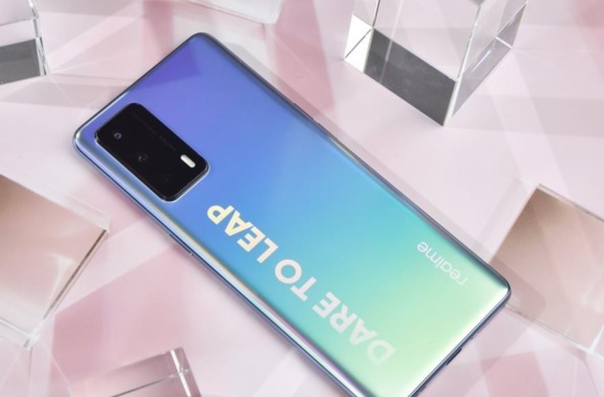 仅售1999元国产曲面屏手机65w快充加持价格亲民