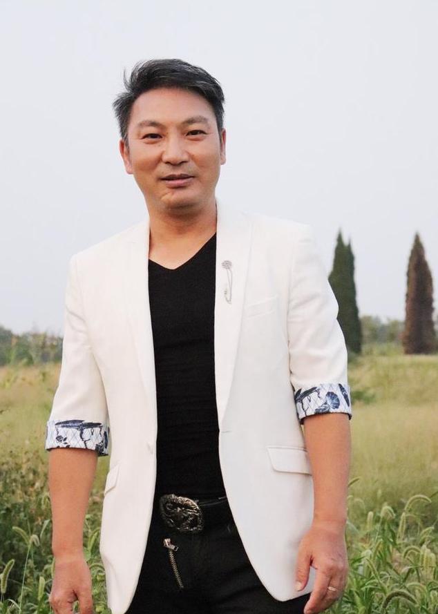 张红军酒后拿起40多厘米的西瓜刀, 而且带着5个人闯进陈少华的房间,在