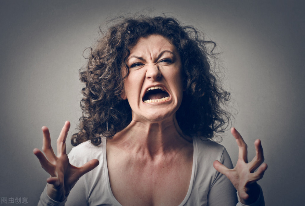 从此,她成了怨妇,见着朋友,邻居,随时都能吐苦水,怒骂老公败坏家产,说