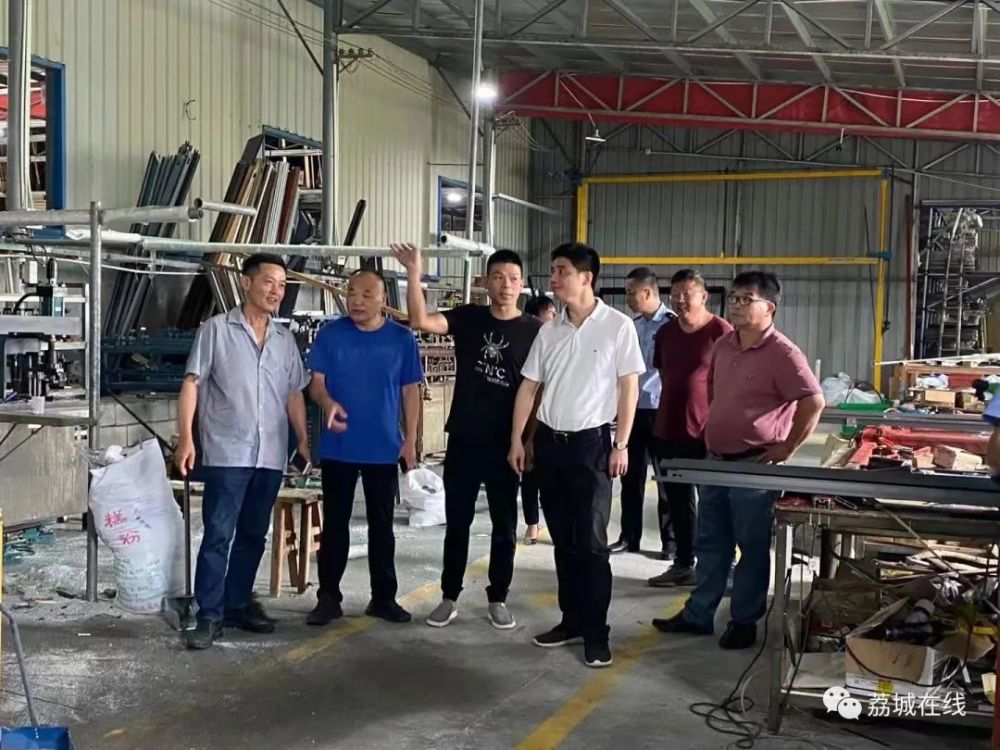 该镇党委书记胡建新,党委副书记蔡珊珊分别带队深入农村,企业,市场