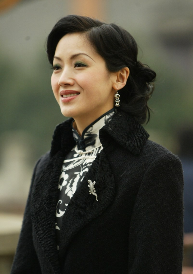 吴倩莲穿旗袍真端庄柳叶眉太清秀实力展现女人的优雅