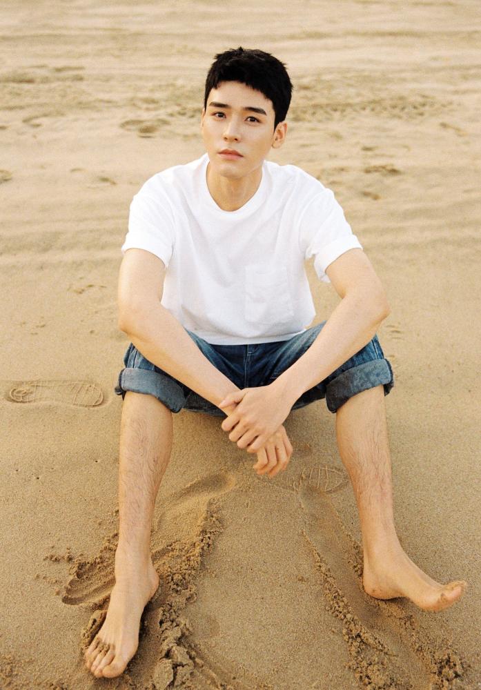 龚俊校园操场为高考加油蓝白拼接校服背着双肩包像个学生